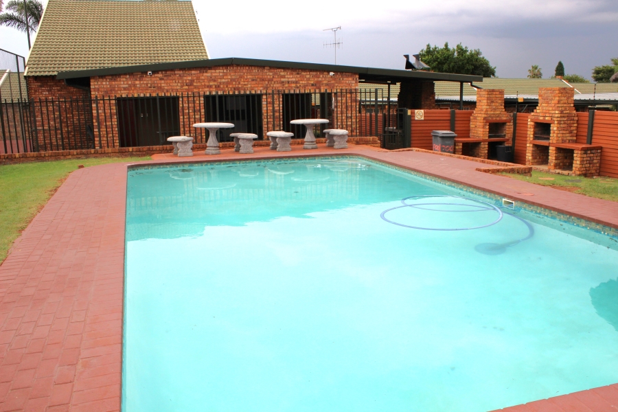 2 Bedroom Property for Sale in Rooihuiskraal North Gauteng