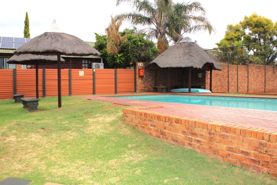 2 Bedroom Property for Sale in Rooihuiskraal North Gauteng
