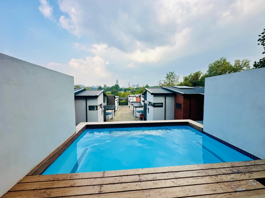 1 Bedroom Property for Sale in Hurlingham Gardens Gauteng