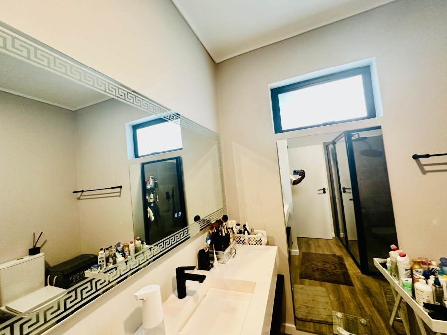 1 Bedroom Property for Sale in Hurlingham Gardens Gauteng
