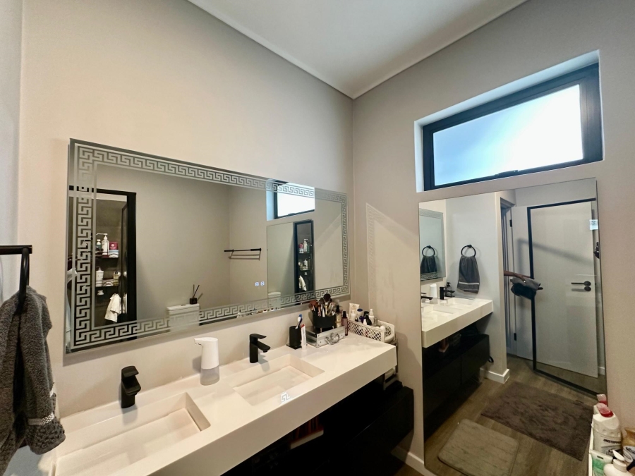1 Bedroom Property for Sale in Hurlingham Gardens Gauteng