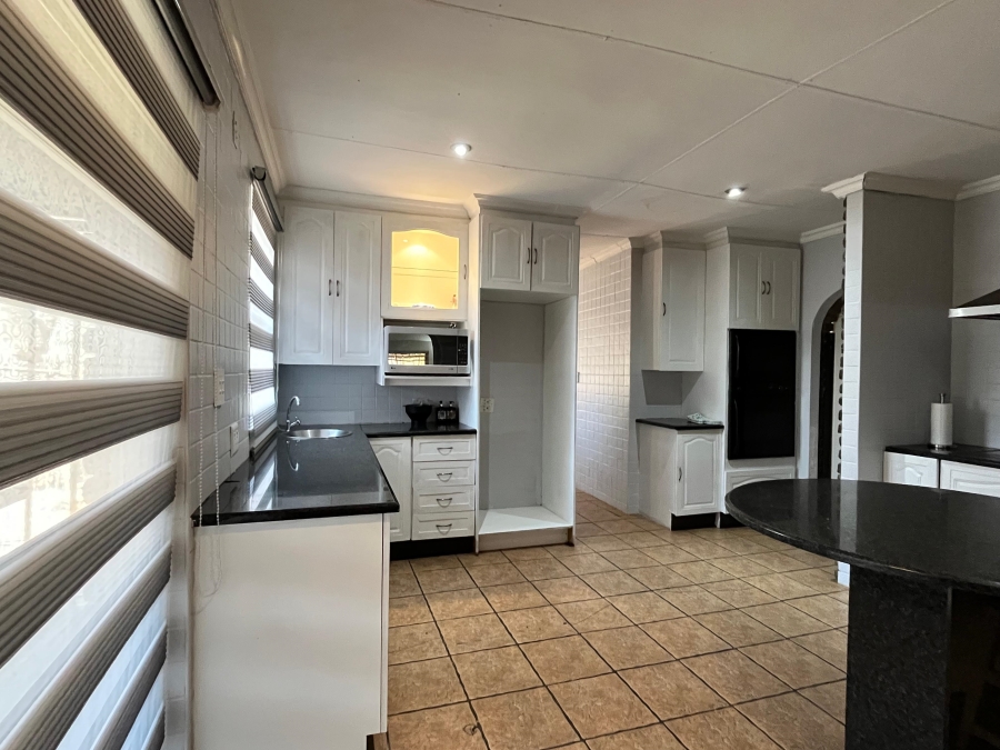 4 Bedroom Property for Sale in Buyscelia Gauteng