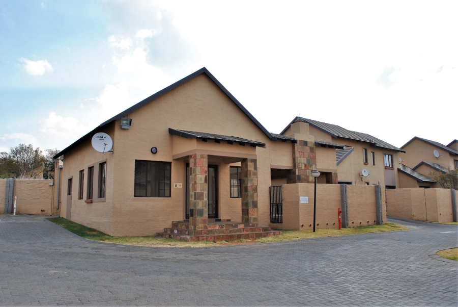 2 Bedroom Property for Sale in Noordwyk Gauteng