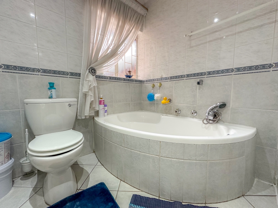 4 Bedroom Property for Sale in Eldoraigne Gauteng