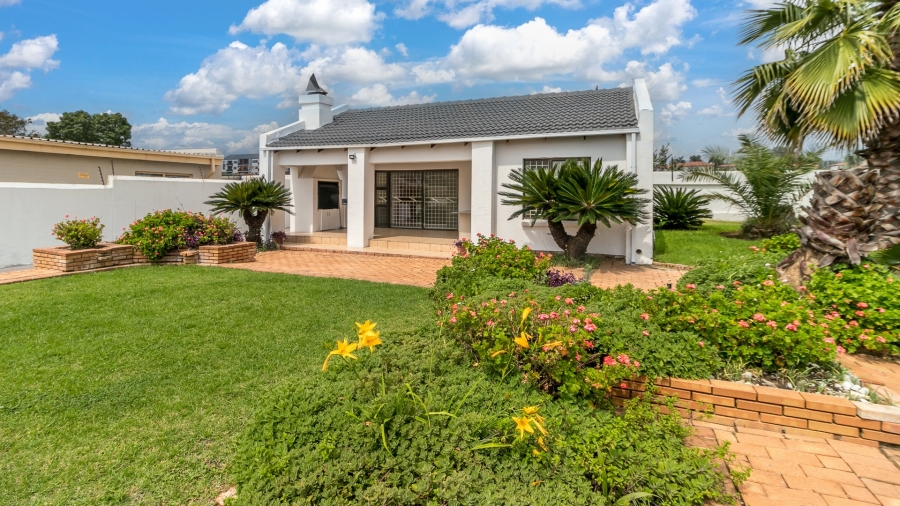 To Let 6 Bedroom Property for Rent in Country View Gauteng