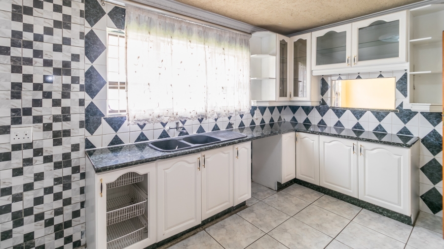 To Let 6 Bedroom Property for Rent in Country View Gauteng