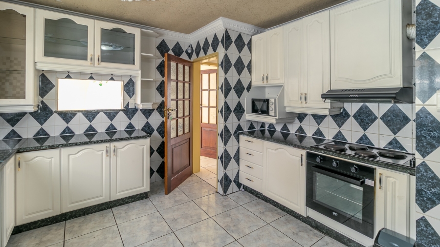 To Let 6 Bedroom Property for Rent in Country View Gauteng