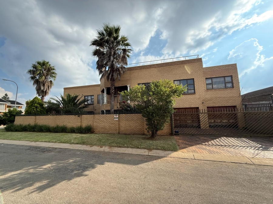 6 Bedroom Property for Sale in Lenasia South Gauteng