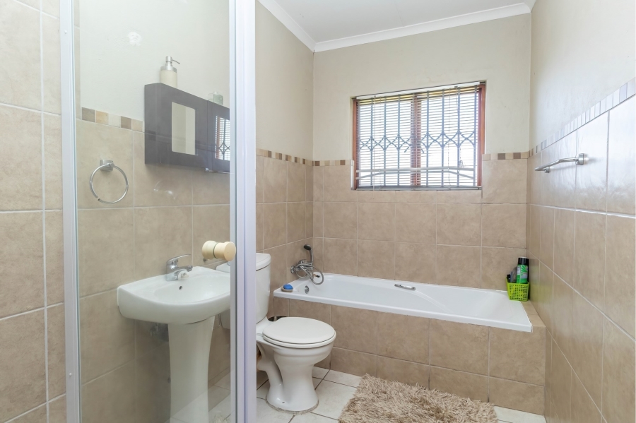 4 Bedroom Property for Sale in Noordwyk Gauteng