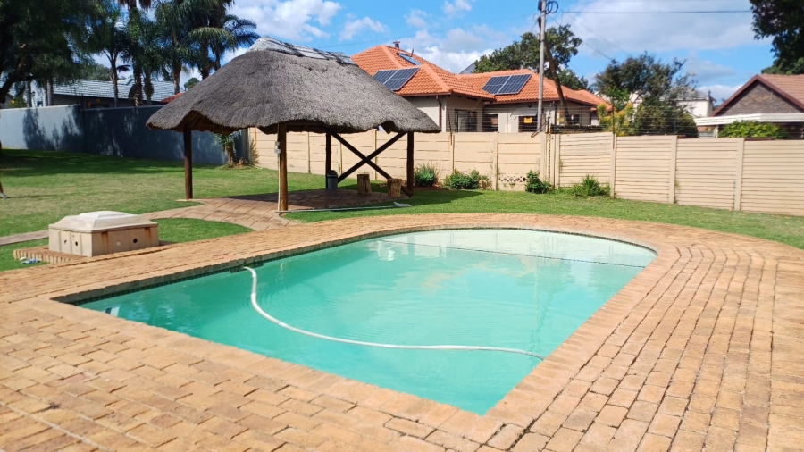 2 Bedroom Property for Sale in Die Hoewes Gauteng
