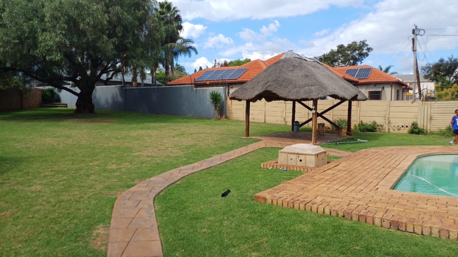 2 Bedroom Property for Sale in Die Hoewes Gauteng