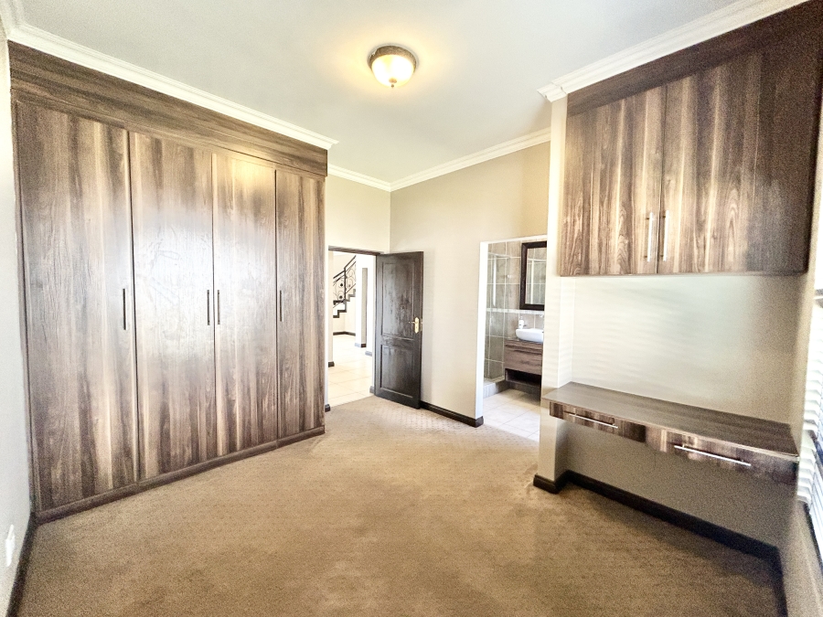 5 Bedroom Property for Sale in Blue Valley Golf Estate Gauteng