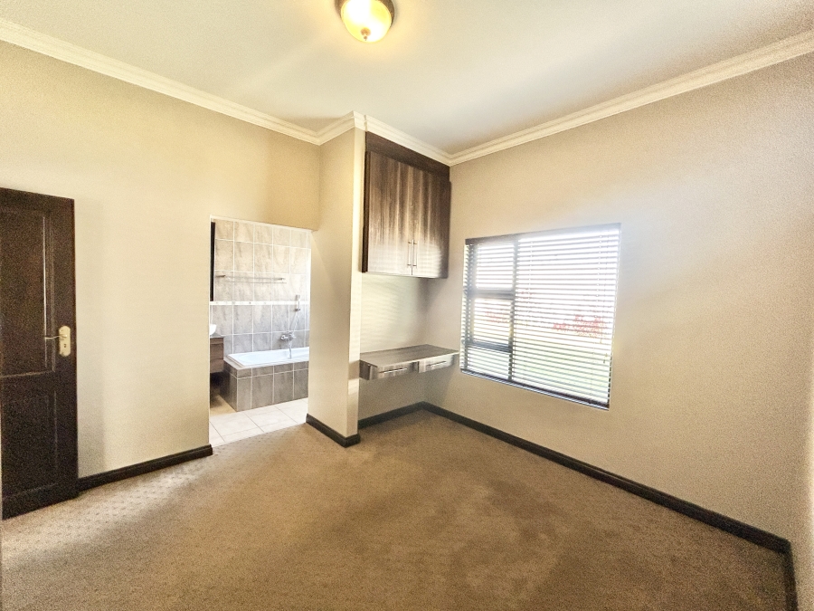 5 Bedroom Property for Sale in Blue Valley Golf Estate Gauteng