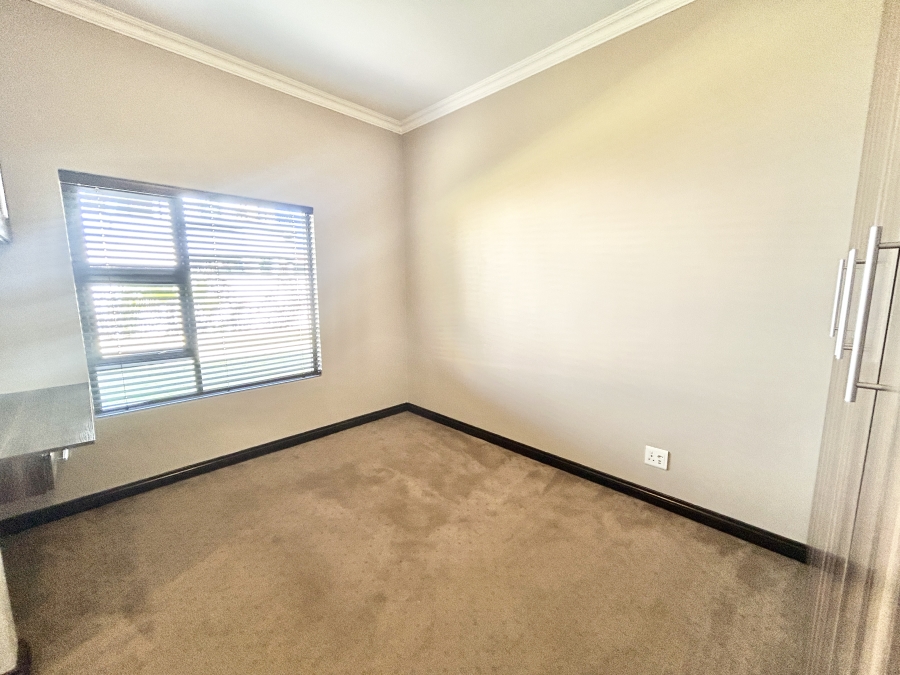 5 Bedroom Property for Sale in Blue Valley Golf Estate Gauteng