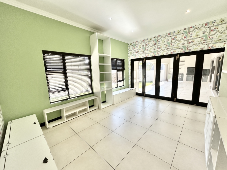 5 Bedroom Property for Sale in Blue Valley Golf Estate Gauteng
