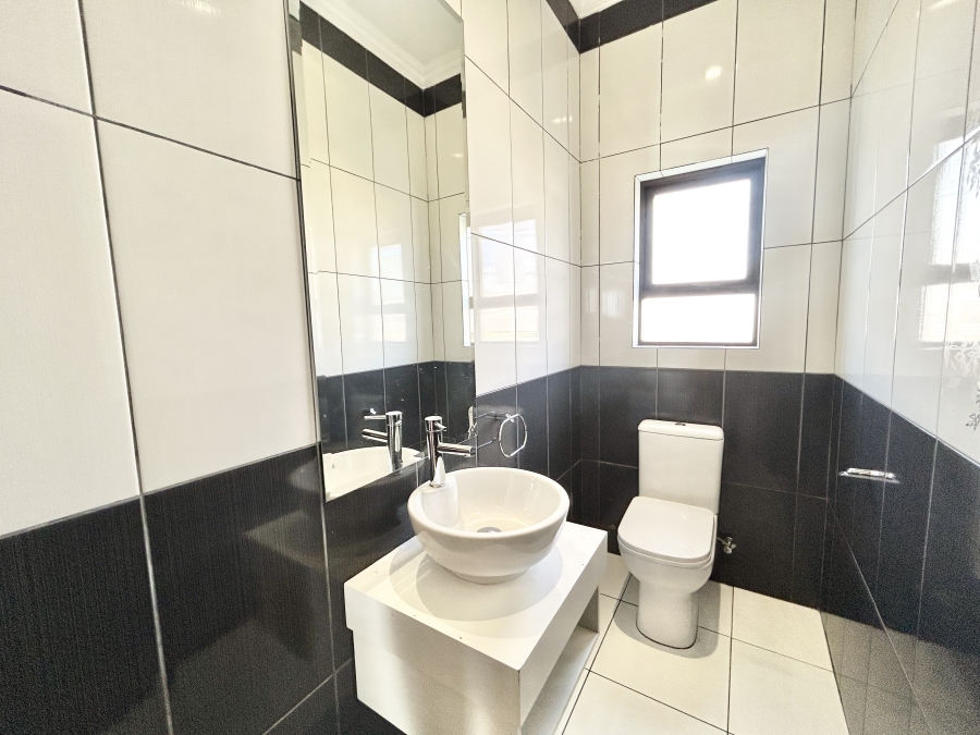 5 Bedroom Property for Sale in Blue Valley Golf Estate Gauteng