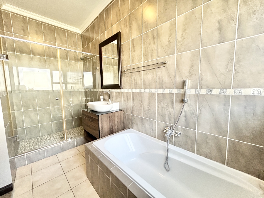 5 Bedroom Property for Sale in Blue Valley Golf Estate Gauteng