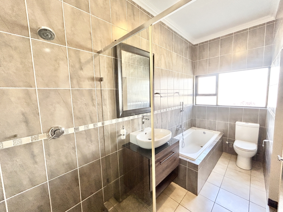 5 Bedroom Property for Sale in Blue Valley Golf Estate Gauteng