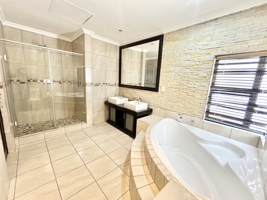 5 Bedroom Property for Sale in Blue Valley Golf Estate Gauteng
