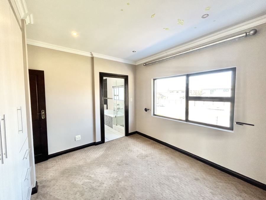 5 Bedroom Property for Sale in Blue Valley Golf Estate Gauteng