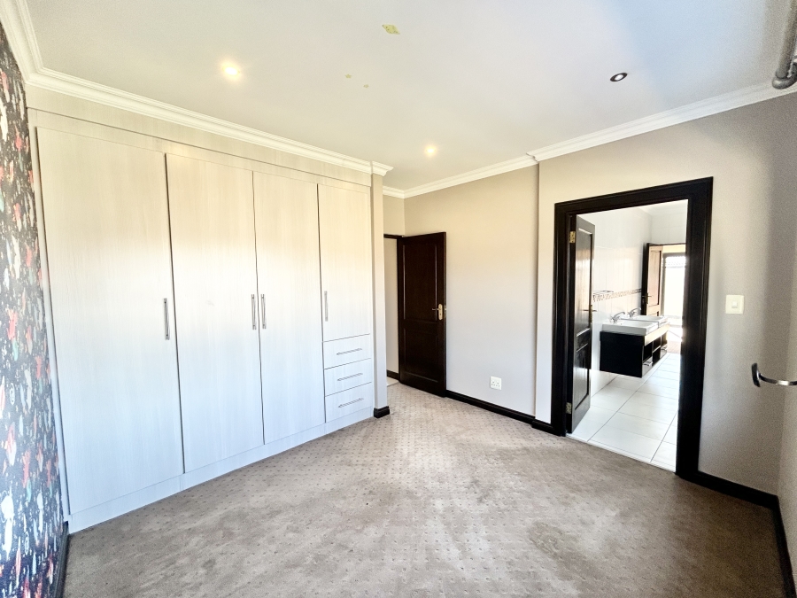 5 Bedroom Property for Sale in Blue Valley Golf Estate Gauteng