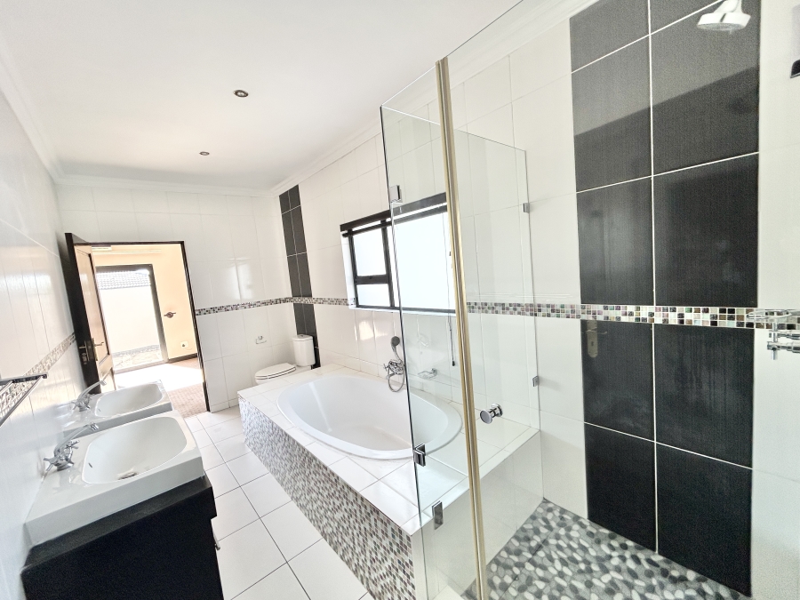 5 Bedroom Property for Sale in Blue Valley Golf Estate Gauteng