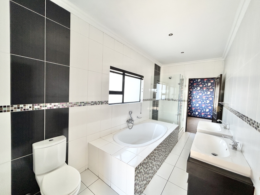 5 Bedroom Property for Sale in Blue Valley Golf Estate Gauteng