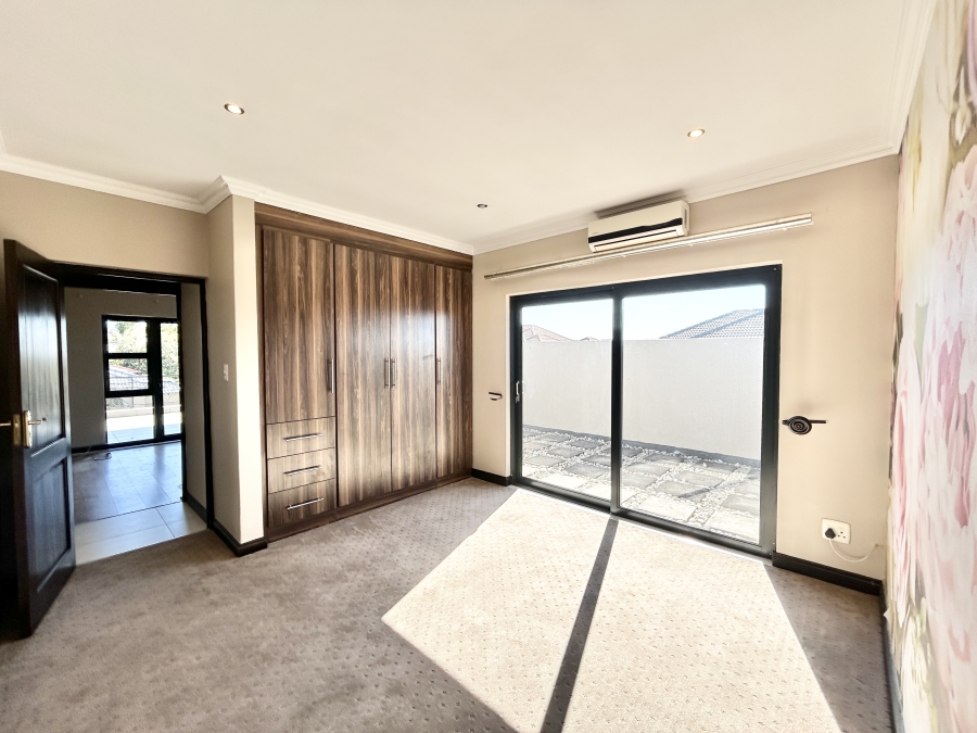 5 Bedroom Property for Sale in Blue Valley Golf Estate Gauteng