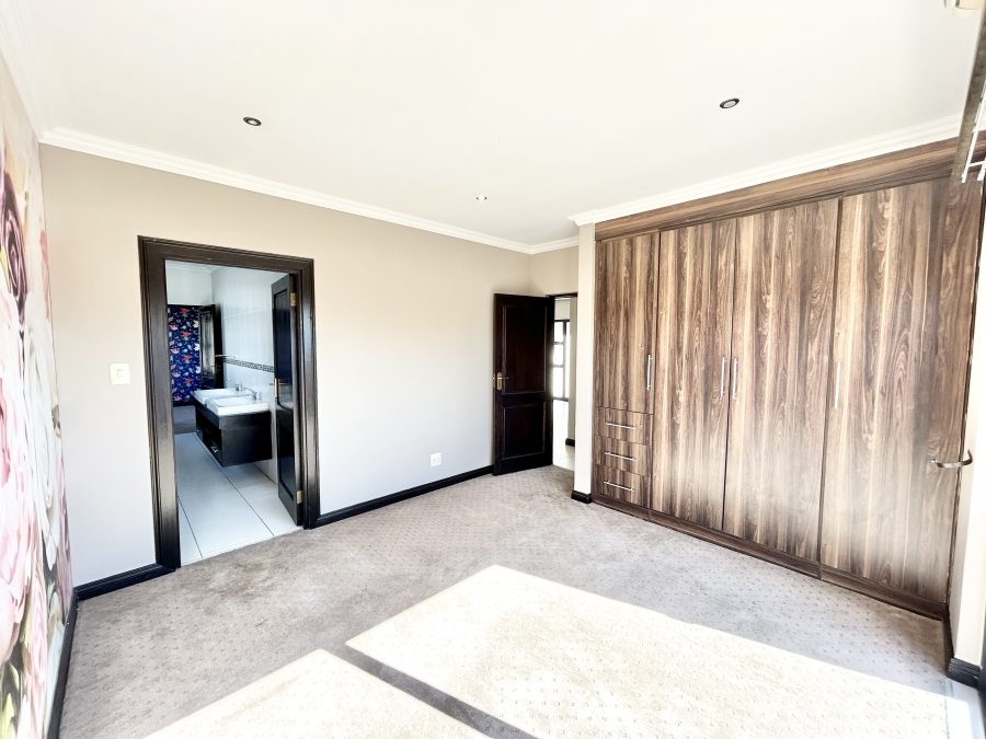 5 Bedroom Property for Sale in Blue Valley Golf Estate Gauteng
