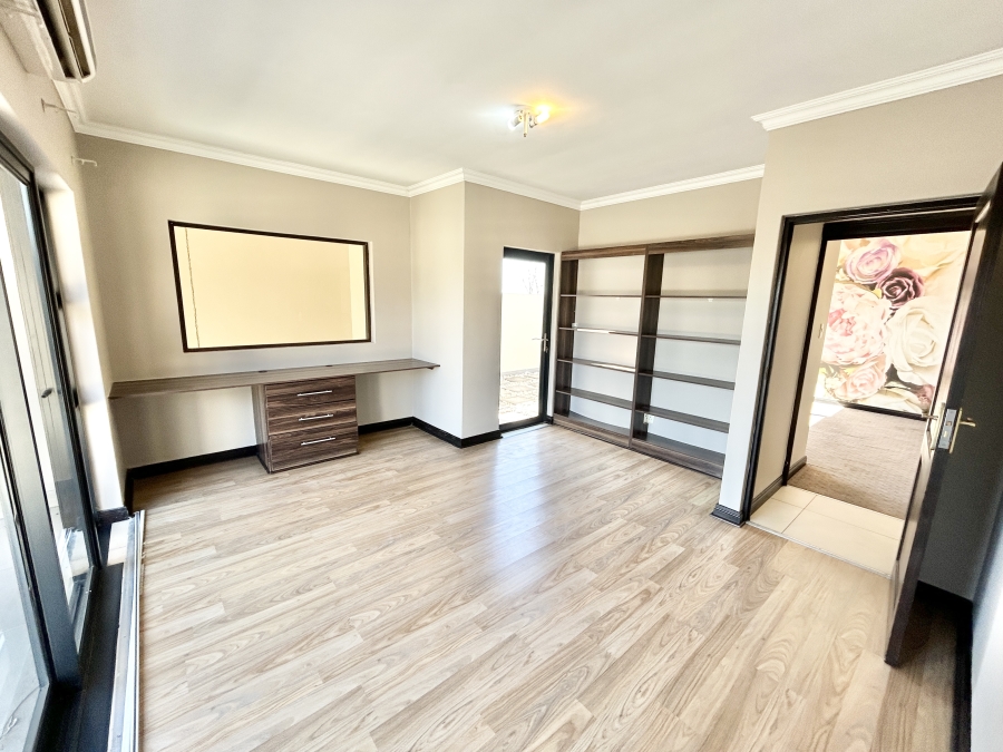 5 Bedroom Property for Sale in Blue Valley Golf Estate Gauteng