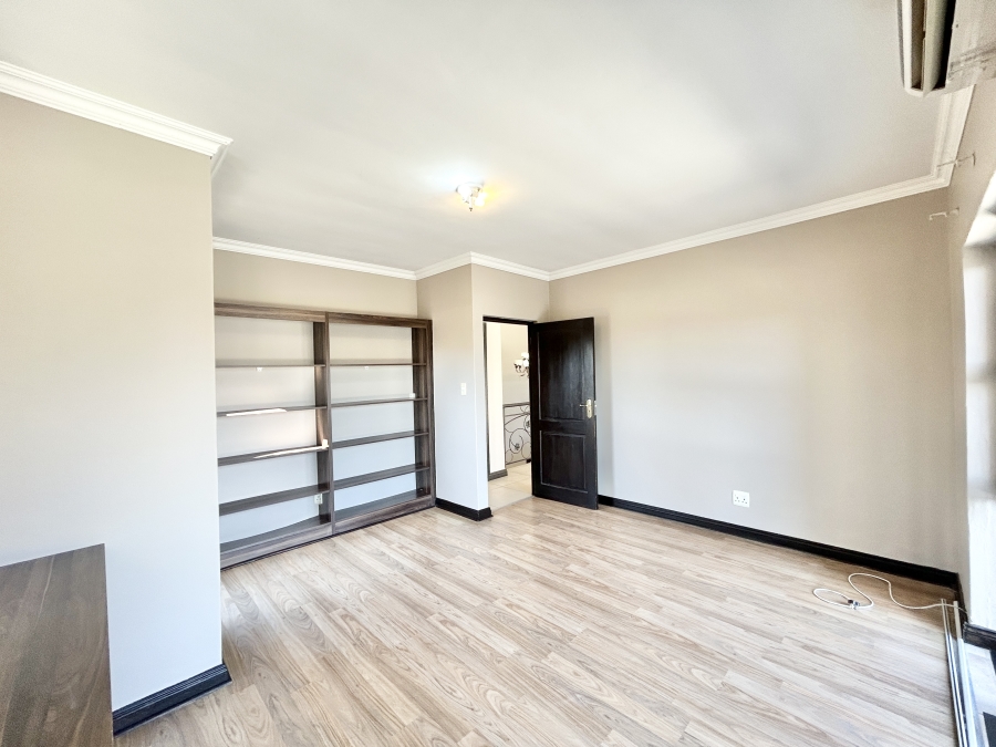 5 Bedroom Property for Sale in Blue Valley Golf Estate Gauteng