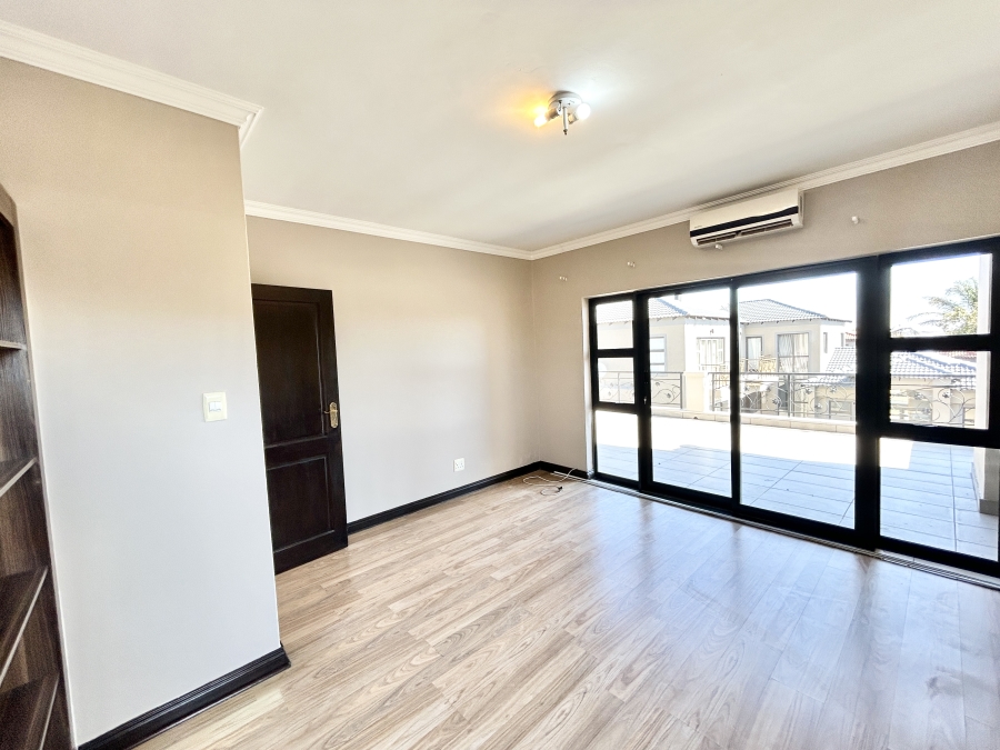5 Bedroom Property for Sale in Blue Valley Golf Estate Gauteng