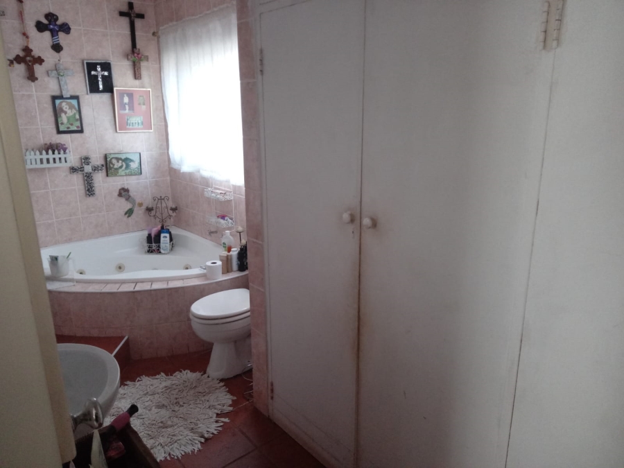 5 Bedroom Property for Sale in Birch Acres Gauteng