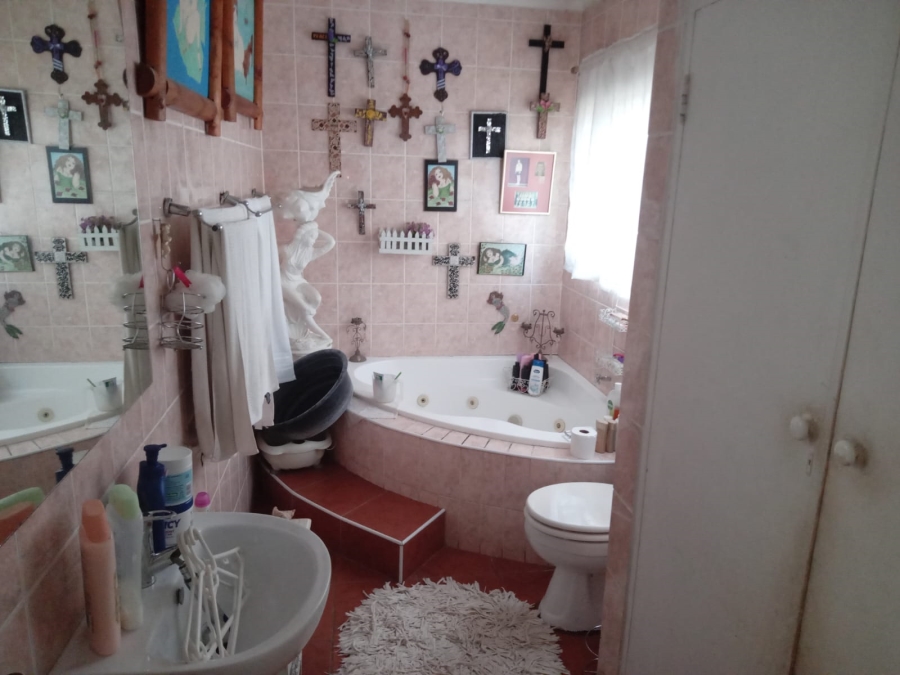 5 Bedroom Property for Sale in Birch Acres Gauteng