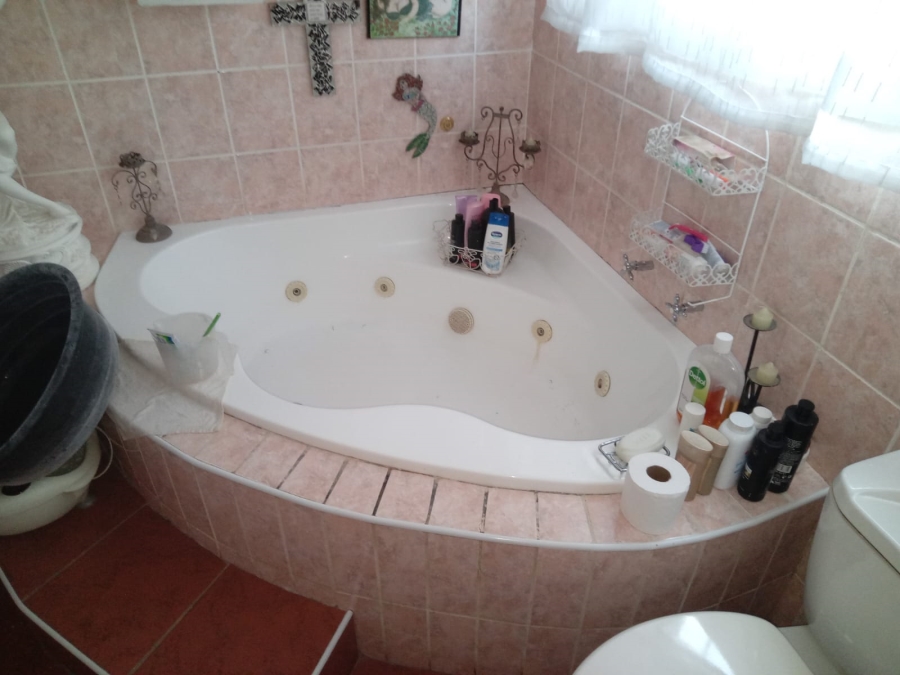 5 Bedroom Property for Sale in Birch Acres Gauteng