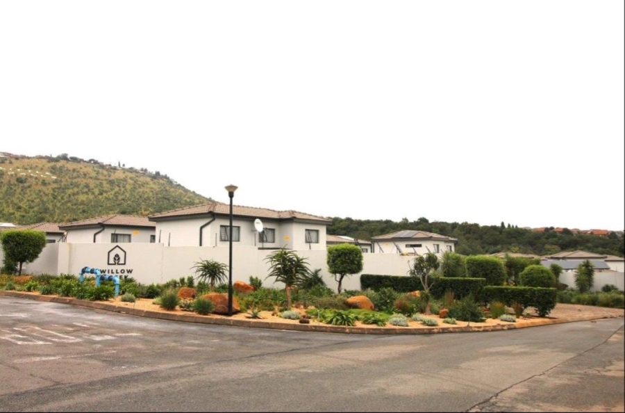To Let 3 Bedroom Property for Rent in Little Falls Gauteng
