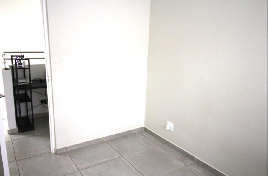 To Let 3 Bedroom Property for Rent in Little Falls Gauteng