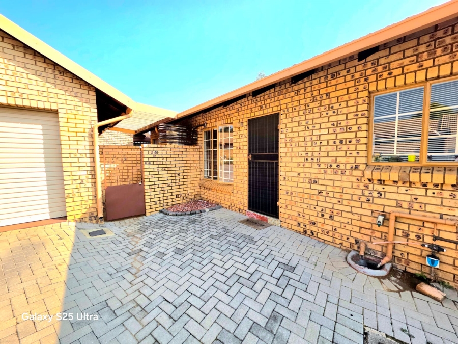2 Bedroom Property for Sale in Magalieskruin Gauteng