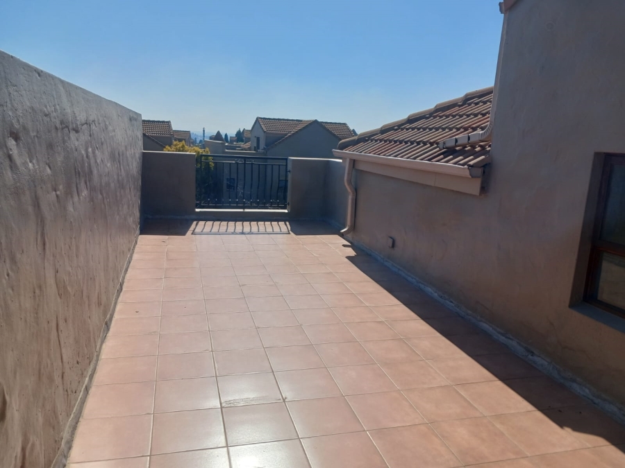 2 Bedroom Property for Sale in Lonehill Gauteng