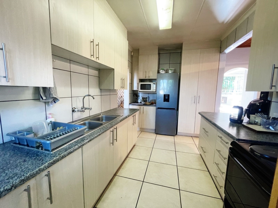 4 Bedroom Property for Sale in Breaunanda Gauteng