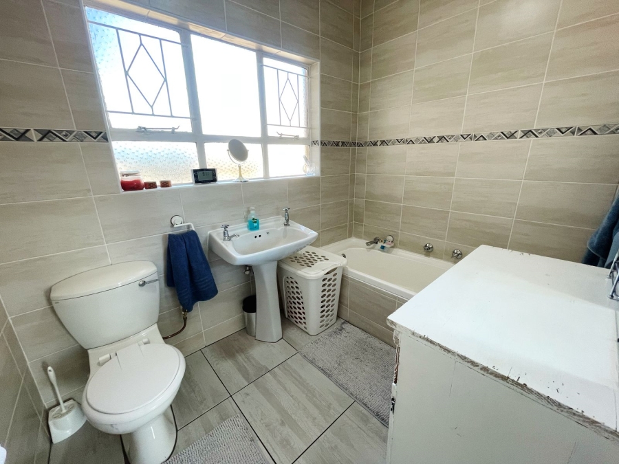 4 Bedroom Property for Sale in Breaunanda Gauteng