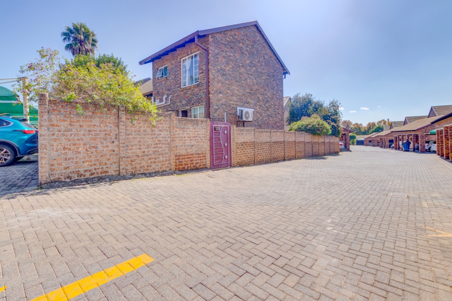2 Bedroom Property for Sale in Noordwyk Gauteng