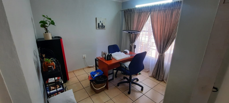 2 Bedroom Property for Sale in Little Falls Gauteng