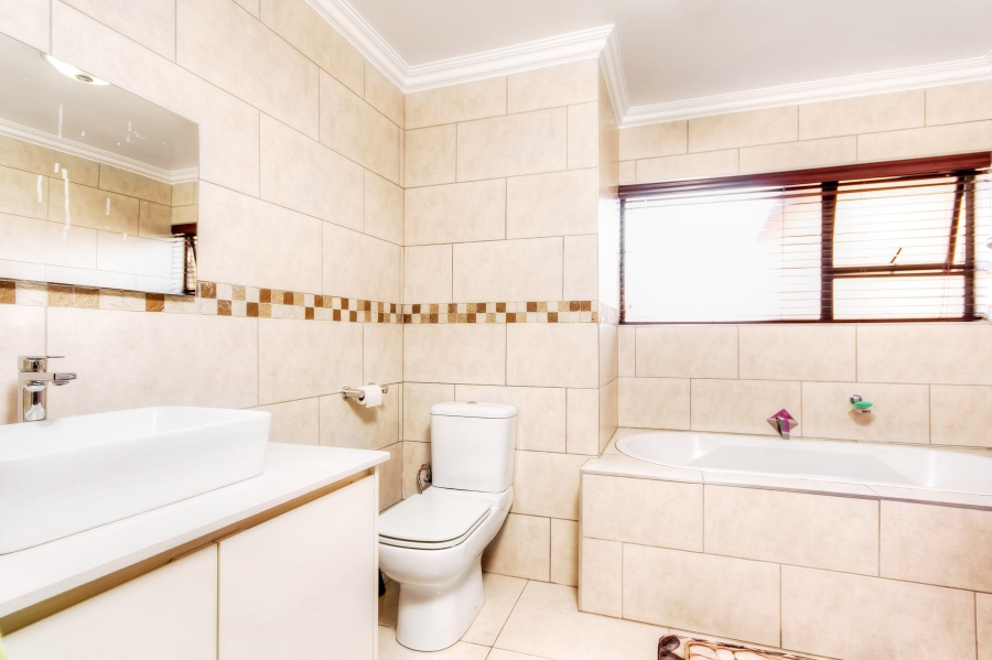 5 Bedroom Property for Sale in Kyalami Gauteng