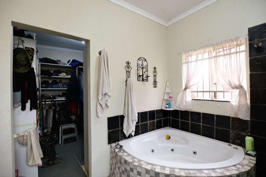 6 Bedroom Property for Sale in Kameeldrift West Gauteng
