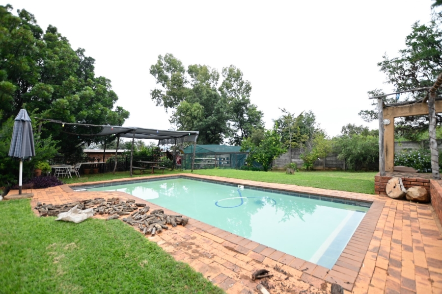 6 Bedroom Property for Sale in Kameeldrift West Gauteng