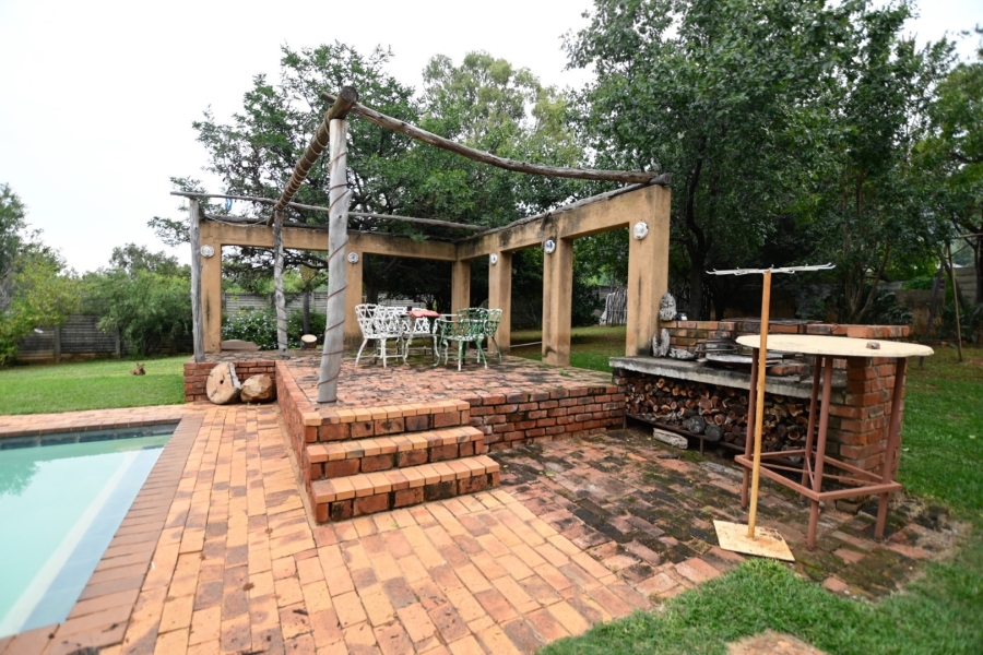6 Bedroom Property for Sale in Kameeldrift West Gauteng
