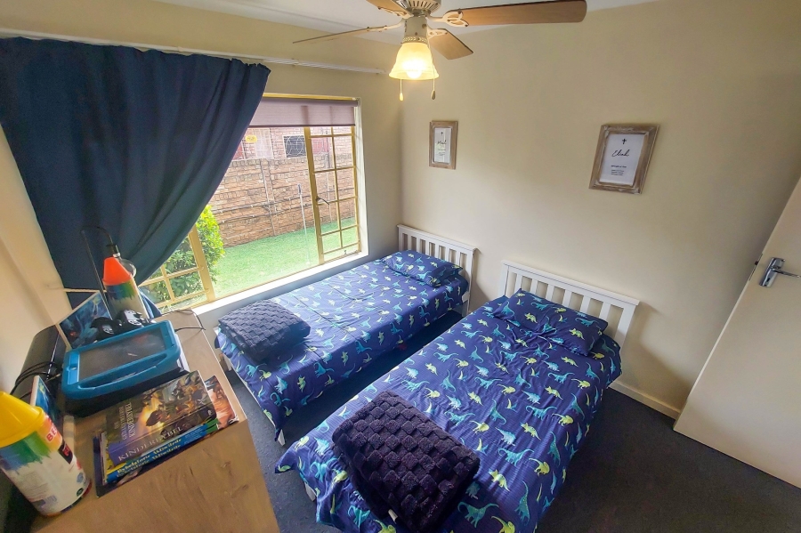 2 Bedroom Property for Sale in Rooihuiskraal North Gauteng
