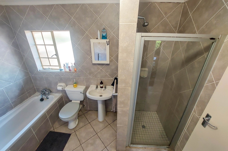 2 Bedroom Property for Sale in Rooihuiskraal North Gauteng