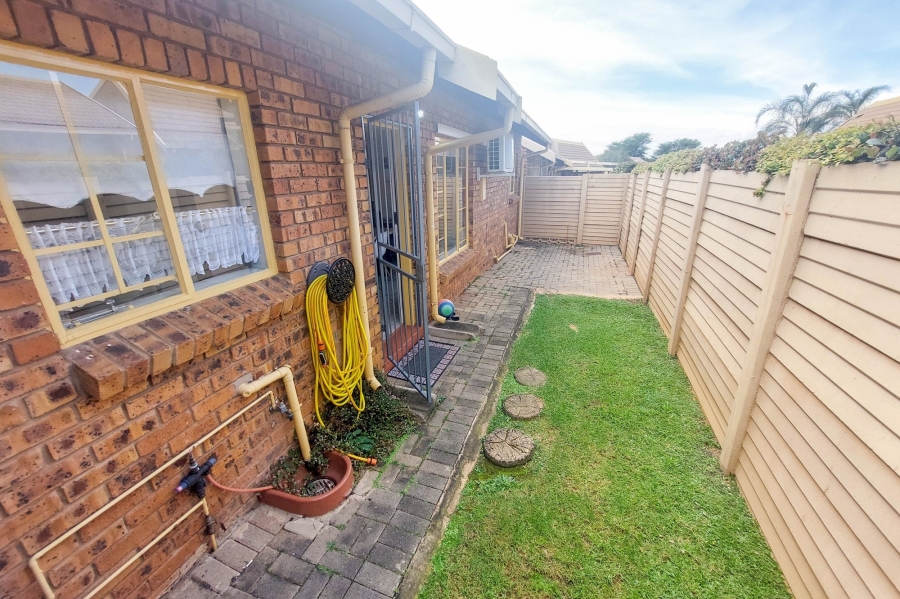 2 Bedroom Property for Sale in Rooihuiskraal North Gauteng